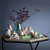 Miniatur Hentschelkind mit Hund liegend